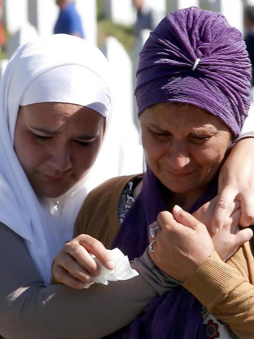 Frauen trauern in der Gedenkstätte Potocari am 20. Jahrestag des Massakers von Srebrenica
