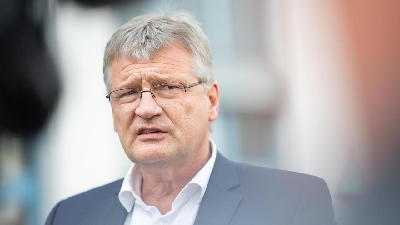 Jörg Meuthen, Bundessprecher der AfD und Abgeordneter im Europaparlament, spricht am 25.07.2020 in Stuttgart am Rande einer mündlichen Verhandlung des AfD-Bundesschiedsgerichts zur Frage, ob der Brandenburger AfD-Fraktionsvorsitzende Kalbitz rechtmäßig Mitglied der Partei ist oder nicht. Jörg Meuthen, Bundessprecher der AfD und Abgeordneter im Europaparlament, spricht am 25.07.2020 in Stuttgart am Rande einer mündlichen Verhandlung des AfD-Bundesschiedsgerichts zur Frage, ob der Brandenburger AfD-Fraktionsvorsitzende Kalbitz rechtmäßig Mitglied der Partei ist oder nicht.