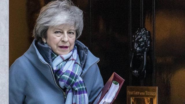 Theresa May verlässt Downing Street 10 in London am Mittwoch, 30. Januar