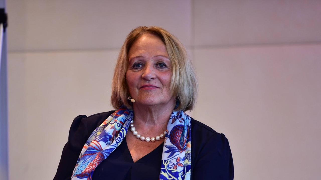 Sabine Leutheusser-Schnarrenberger im dunklen Pulli mit geblümtem Halstuch. Sabine Leutheusser-Schnarrenberger im dunklen Pulli mit geblümtem Halstuch.