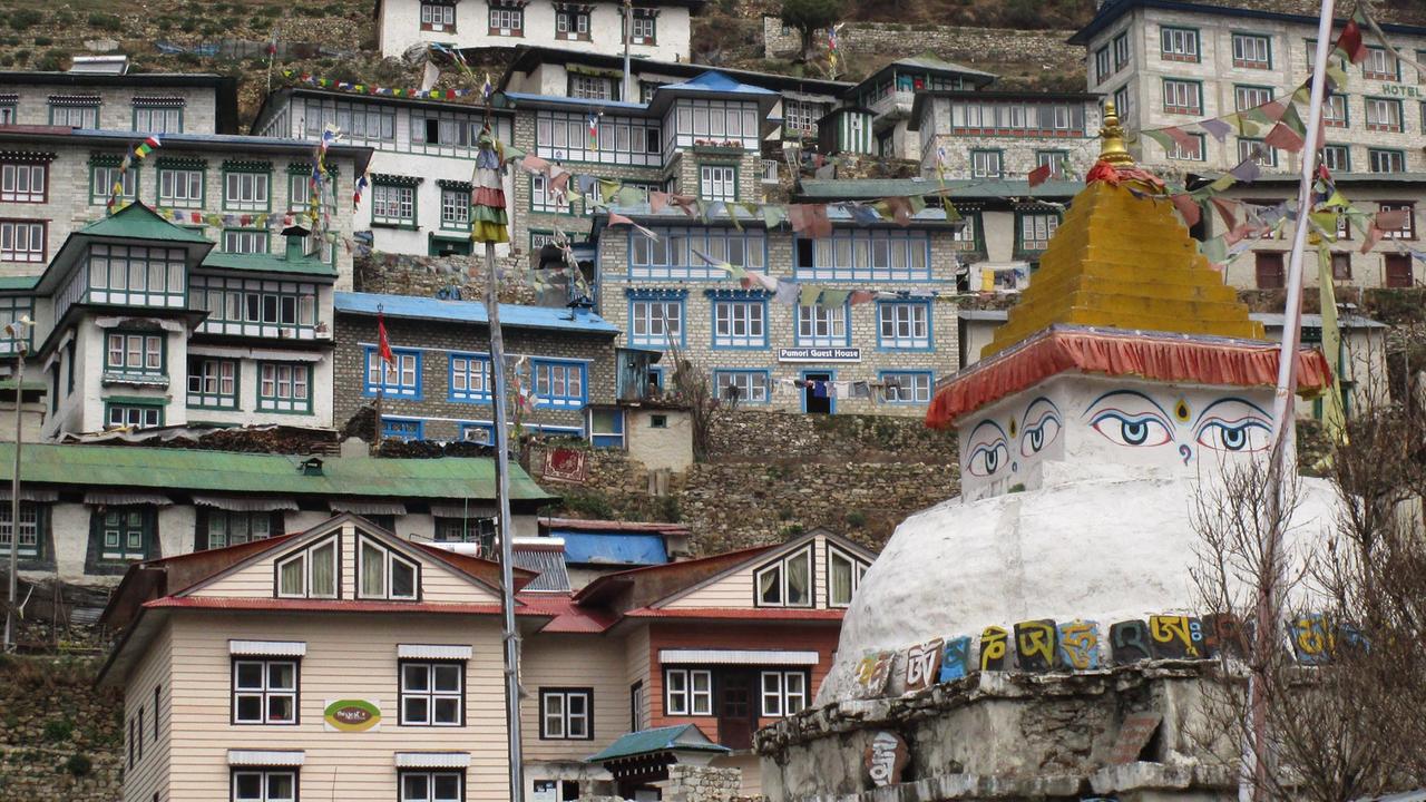 Blick auf Namche Bazar, den Hauptort der Sherpas am Mount Everest Massiv, vor dem Beben. Blick auf Namche Bazar, den Hauptort der Sherpas am Mount Everest Massiv, vor dem Beben.