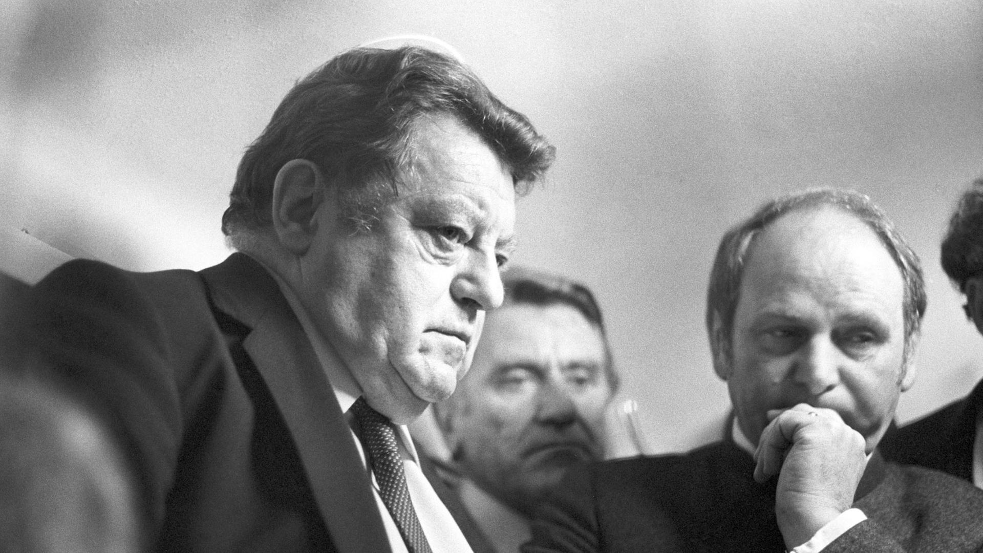 Bayerns Ministerpräsident Franz Josef Strauß, der Münchner Polizeipräsident Manfred Schreiber und Oberbürgermeister Erich Kiesl informieren sich nach dem Oktoberfest-Attentat über das Ausmaß der Katastrophe. Bayerns Ministerpräsident Franz Josef Strauß, der Münchner Polizeipräsident Manfred Schreiber und Oberbürgermeister Erich Kiesl informieren sich nach dem Oktoberfest-Attentat über das Ausmaß der Katastrophe.