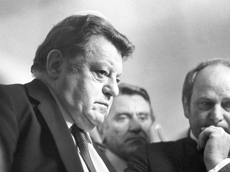 Bayerns Ministerpräsident Franz Josef Strauß, der Münchner Polizeipräsident Manfred Schreiber und Oberbürgermeister Erich Kiesl informieren sich nach dem Oktoberfest-Attentat über das Ausmaß der Katastrophe.
