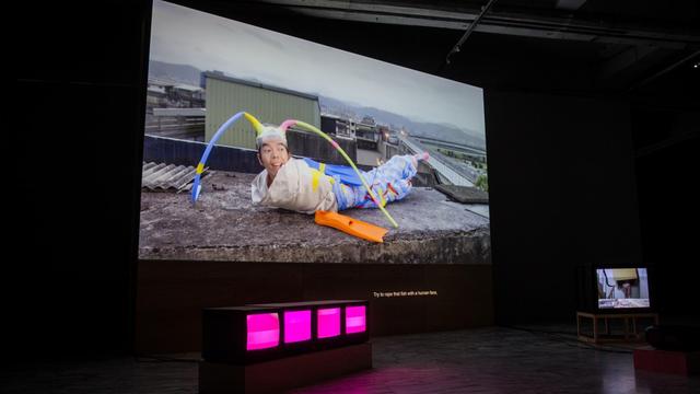 Das Video "The Walker" des taiwanesischen Künstlers Su Hui-Yu zeigt einen Mann, der in einen Müllsack eingewickelt ist und leuchtende Hörner auf dem Kopf trägt