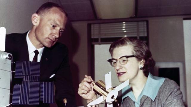 Nancy Roman erklärt Buzz Aldrin, der später als zweiter Mensch den Mond betreten hat, das Weltall