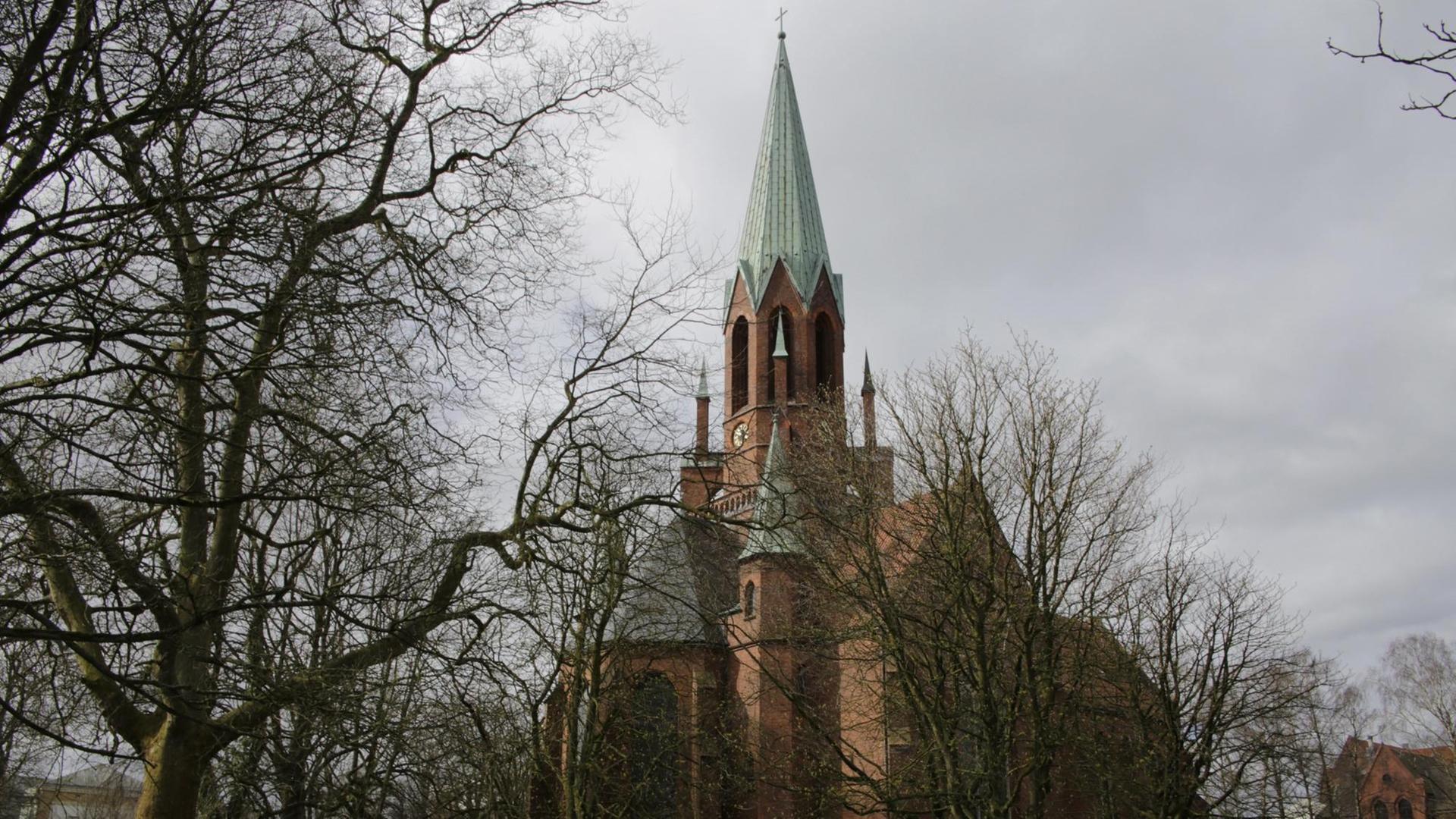 Die Christus- und Garnisonkirche befindet sich im Zentrum von Wilhelmshaven. Die Stadt und die Marine sind über ihre gemeinsamen Ursprünge eng miteinander verbunden. So ist die Gründungsurkunde dieser Kirche von 1869 zugleich auch das Dokument, in welchem König Wilhelm I., der spätere Kaiser, der jungen preußischen Stadt ihren Namen gab. Der König selbst legte am 17. Juni 1869 auch den Grundstein dieser ersten Garnisonkirche überhaupt, die er für die evangelischen Soldaten bauen ließ Die Christus- und Garnisonkirche befindet sich im Zentrum von Wilhelmshaven. Die Stadt und die Marine sind über ihre gemeinsamen Ursprünge eng miteinander verbunden. So ist die Gründungsurkunde dieser Kirche von 1869 zugleich auch das Dokument, in welchem König Wilhelm I., der spätere Kaiser, der jungen preußischen Stadt ihren Namen gab. Der König selbst legte am 17. Juni 1869 auch den Grundstein dieser ersten Garnisonkirche überhaupt, die er für die evangelischen Soldaten bauen ließ