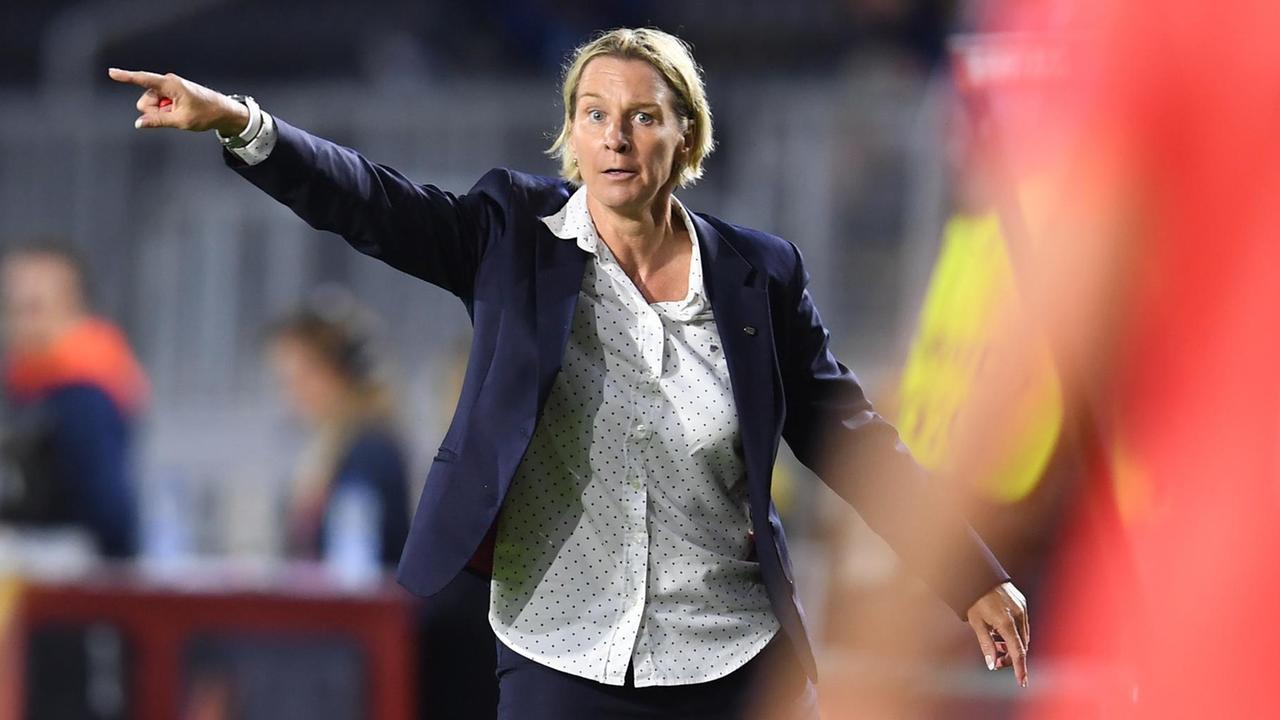 Die Schweizer Trainerin Martina Voss-Tecklenburg gestikuliert an der Seitenlinie. Die Schweizer Trainerin Martina Voss-Tecklenburg gestikuliert an der Seitenlinie.