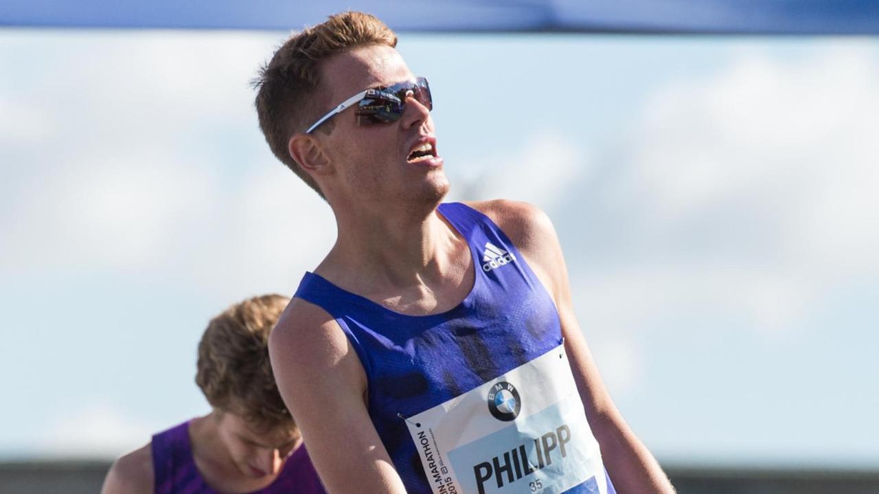 Marathon-Läufer Philipp Pflieger nach dem Zieleinlauf beim Marathon mit Sonnenbrille. Marathon-Läufer Philipp Pflieger nach dem Zieleinlauf beim Marathon mit Sonnenbrille.