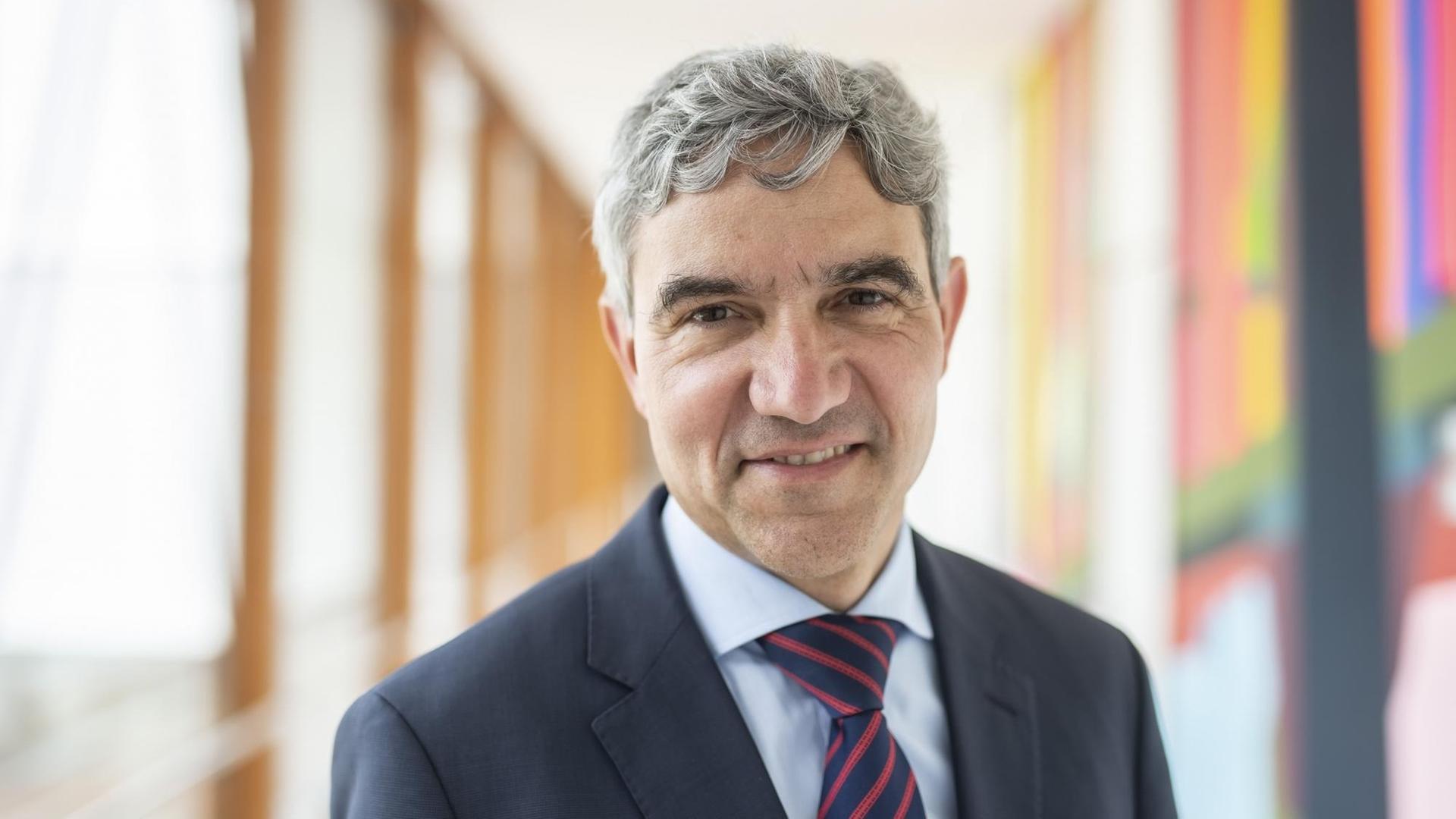 Stephan Harbarth, Bundesverfassungsrichter, Vorsitzender des Ersten Senats und Vizepräsident des Bundesverfassungsgerichts, aufgenommen im Bundesverfassungsgericht am 27.05.2019 in Karlsruhe. Stephan Harbarth, Bundesverfassungsrichter, Vorsitzender des Ersten Senats und Vizepräsident des Bundesverfassungsgerichts, aufgenommen im Bundesverfassungsgericht am 27.05.2019 in Karlsruhe.