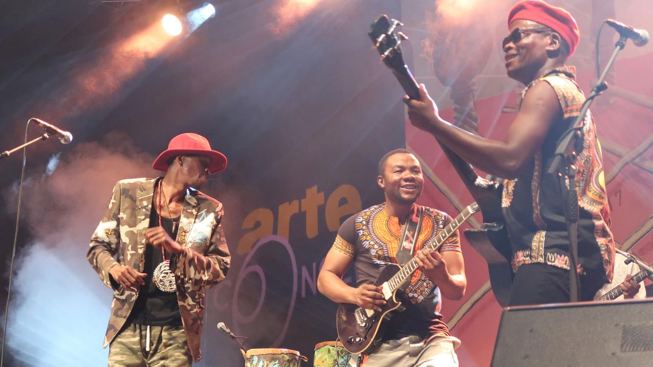 Jupiter & Okwess auf der Bühne. Jupiter & Okwess auf der Bühne.