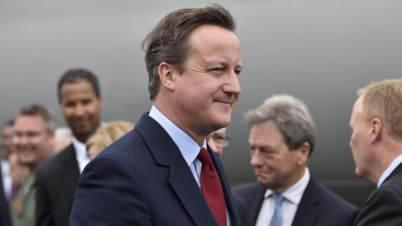 Die konservativ-liberale Koalitionsregierung unter Premierminister David Cameron leitete 2010 eine radikale Wende in der Schul- und Bildungspolitik ein und forcierte das "Academy-Programm". Die konservativ-liberale Koalitionsregierung unter Premierminister David Cameron leitete 2010 eine radikale Wende in der Schul- und Bildungspolitik ein und forcierte das "Academy-Programm".