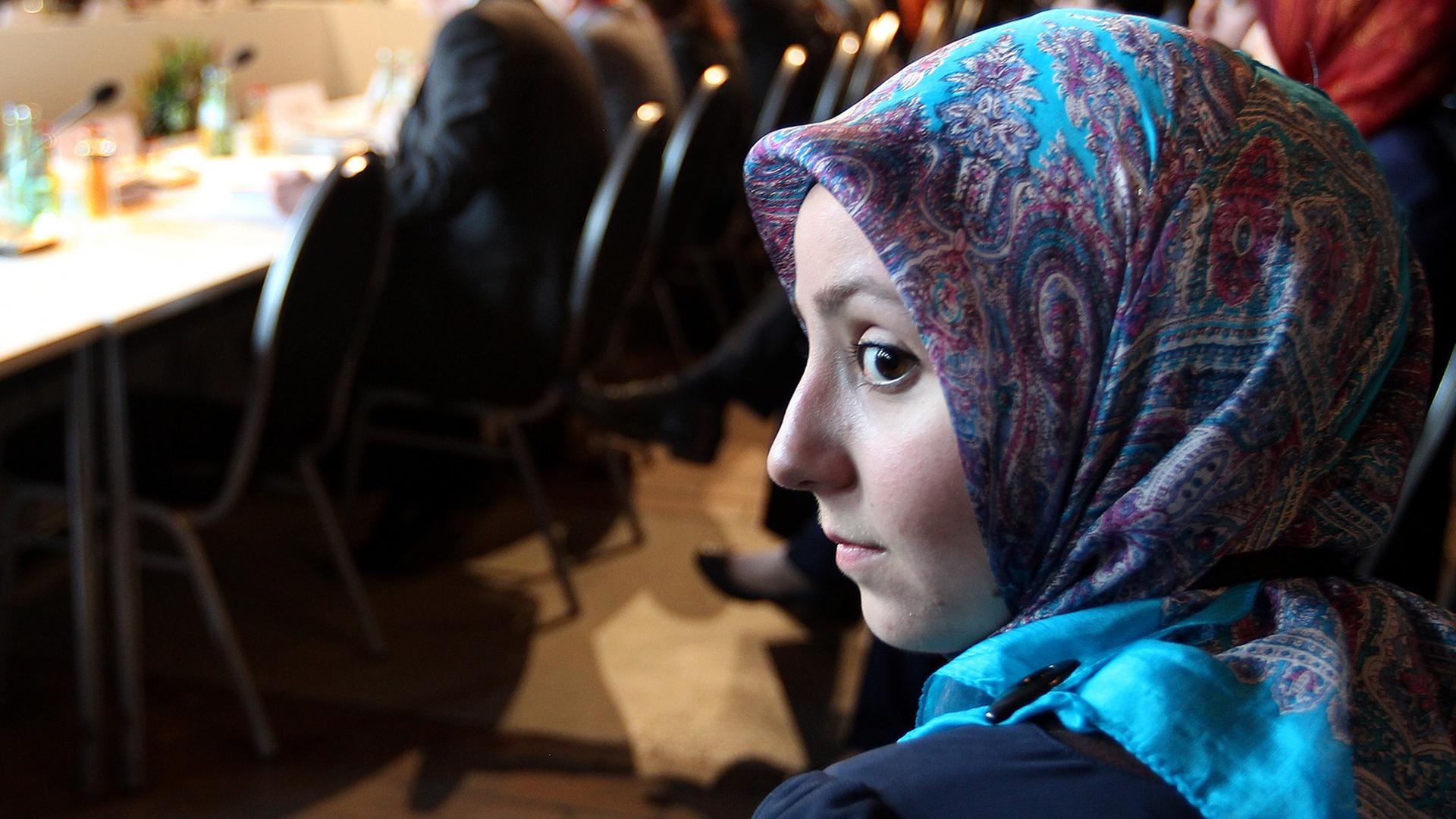 Eine junge Muslimin saß bei der Islamkonferenz 2012 mit dabei, als Politiker, Gesellschafts- und Religionsvertreter diskutierten.