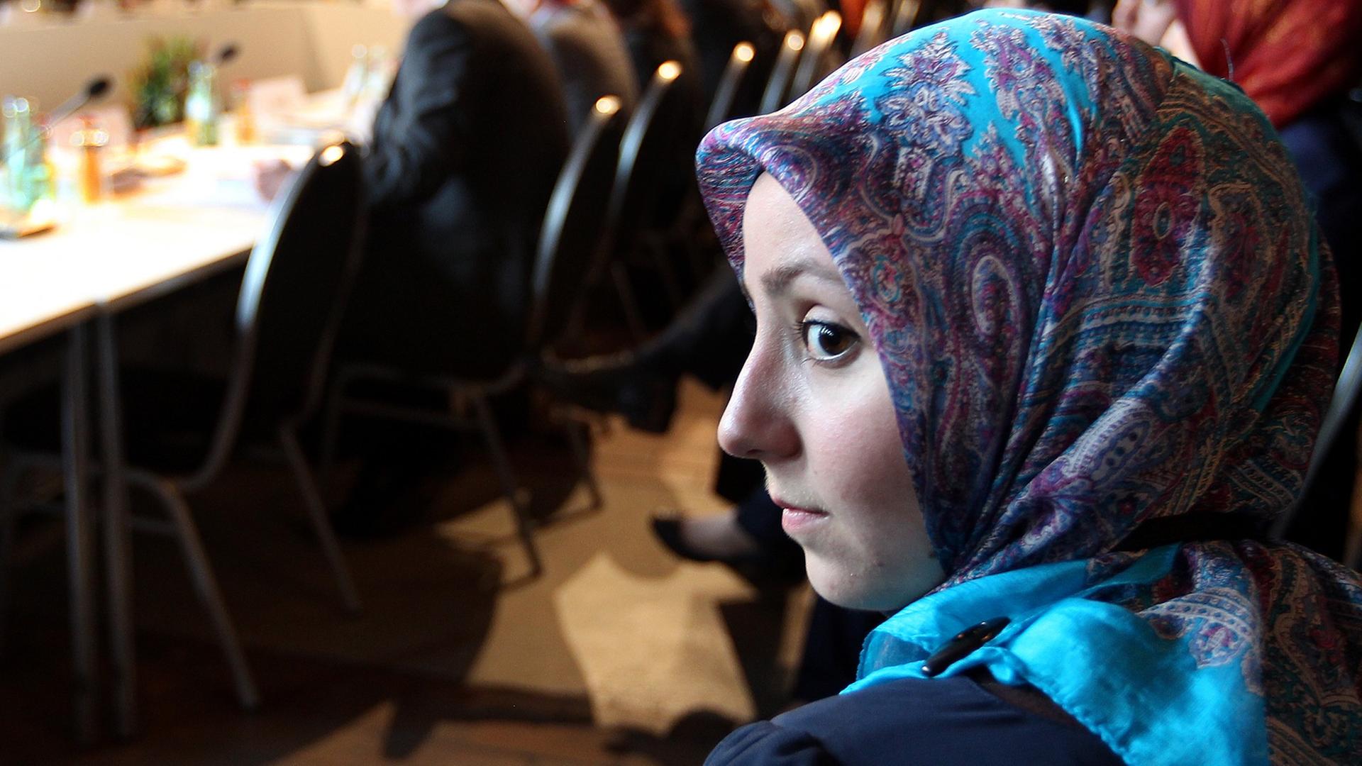 Eine junge Muslimin saß bei der Islamkonferenz 2012 mit dabei, als Politiker, Gesellschafts- und Religionsvertreter diskutierten. Eine junge Muslimin saß bei der Islamkonferenz 2012 mit dabei, als Politiker, Gesellschafts- und Religionsvertreter diskutierten.