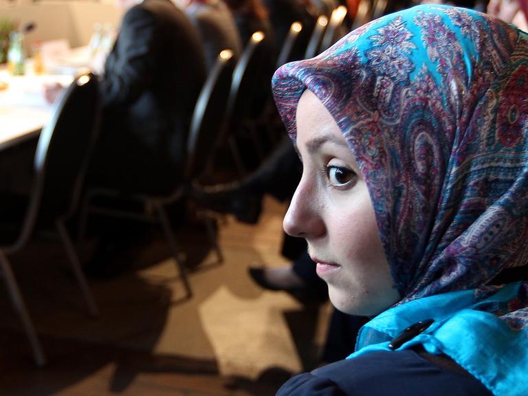 Eine junge Muslimin saß bei der Islamkonferenz 2012 mit dabei, als Politiker, Gesellschafts- und Religionsvertreter diskutierten.