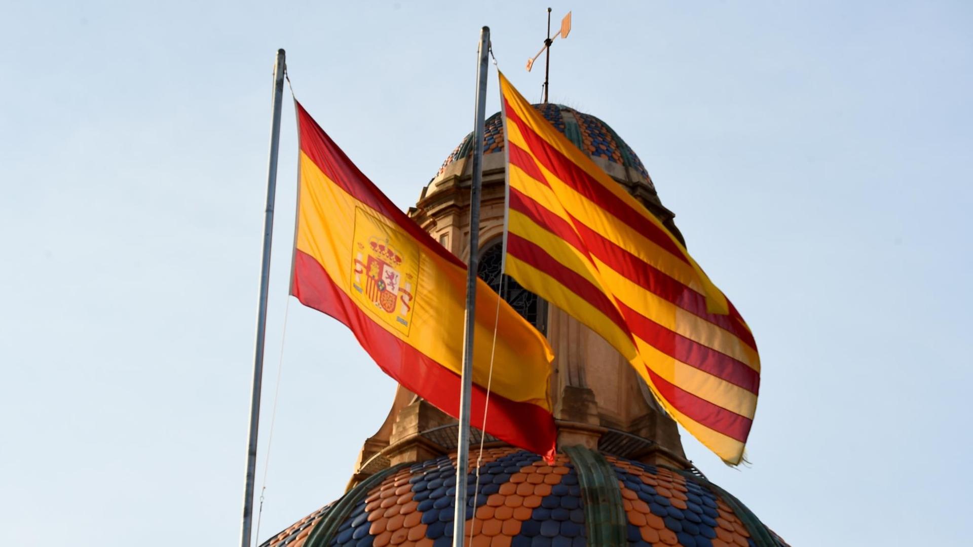 Die spanische und katalonische Fahne: Kommt hier bald noch Fahne der Region "Tabarnia" hinzu? Das hoffen die Initiatoren einer Online-Kampagne. Die spanische und katalonische Fahne: Kommt hier bald noch Fahne der Region "Tabarnia" hinzu? Das hoffen die Initiatoren einer Online-Kampagne.