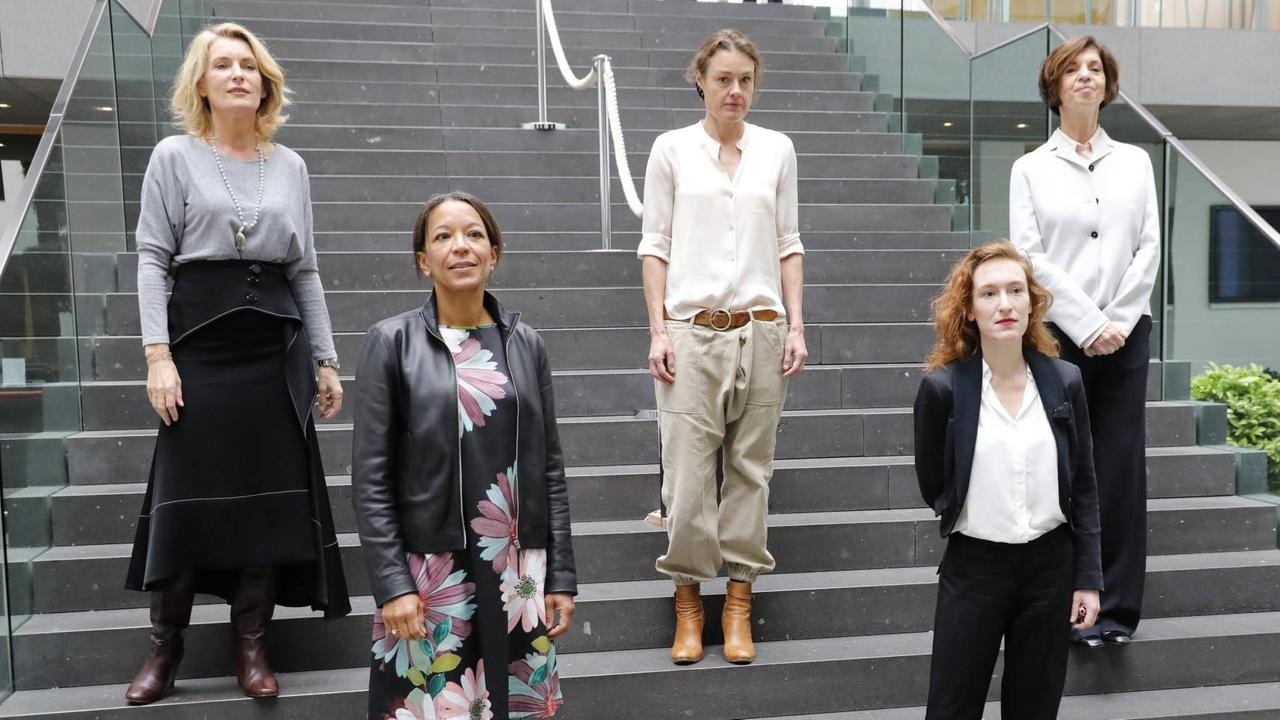 Fünf Frauen stehen auf einer Treppe. Fünf Frauen stehen auf einer Treppe.