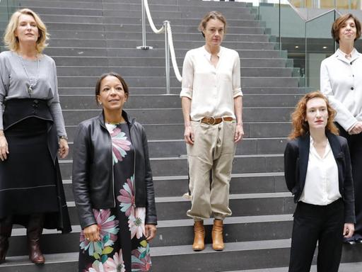 Fünf Frauen stehen auf einer Treppe.