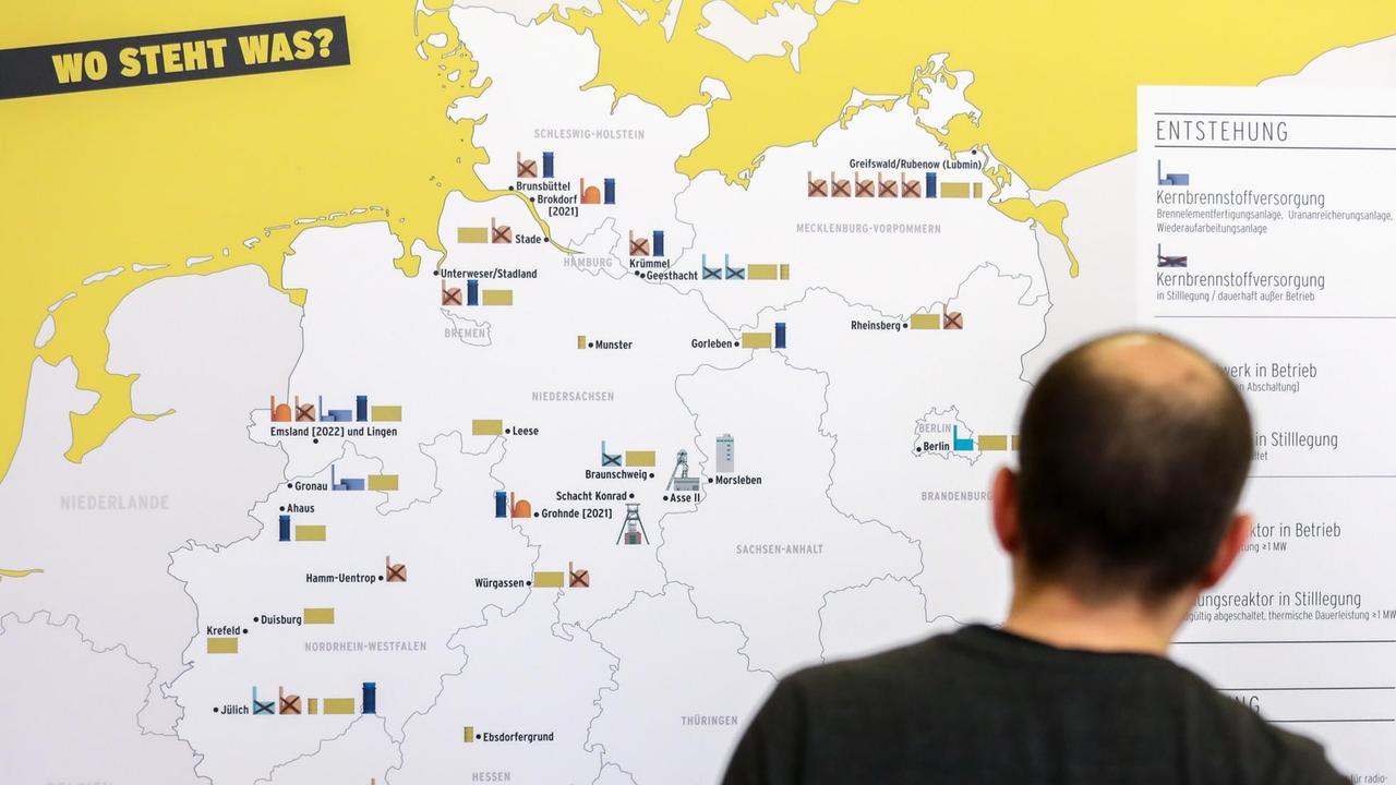 Ein Mann betrachtet vor einer Dialogveranstaltung eine Informationstafel des Bundesamtes für kerntechnische Entsorgungssicherheit (BfE). Mit insgesamt vier Dialogveranstaltungen will die zuständige Behörde die Kommunen und die Bevölkerung über das Auswahlverfahren bei der Suche nach einem Endlager für hoch radioaktiven Atommüll umfangreich informieren. Ein Mann betrachtet vor einer Dialogveranstaltung eine Informationstafel des Bundesamtes für kerntechnische Entsorgungssicherheit (BfE). Mit insgesamt vier Dialogveranstaltungen will die zuständige Behörde die Kommunen und die Bevölkerung über das Auswahlverfahren bei der Suche nach einem Endlager für hoch radioaktiven Atommüll umfangreich informieren.