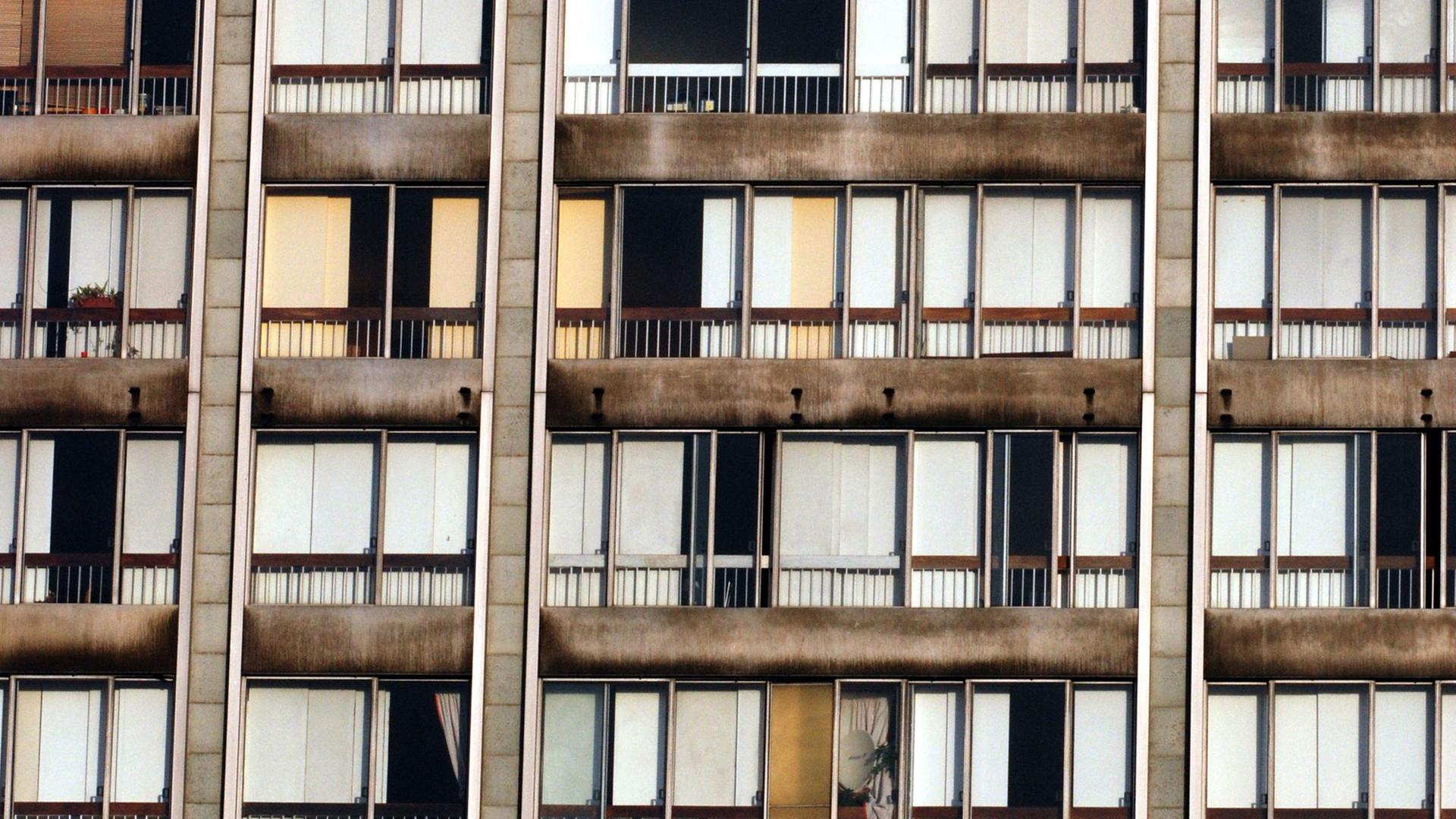 Fassade eines Wohnblocks im 15. Arrondissement von Paris, aufgenommen im März 2007 Fassade eines Wohnblocks im 15. Arrondissement von Paris, aufgenommen im März 2007