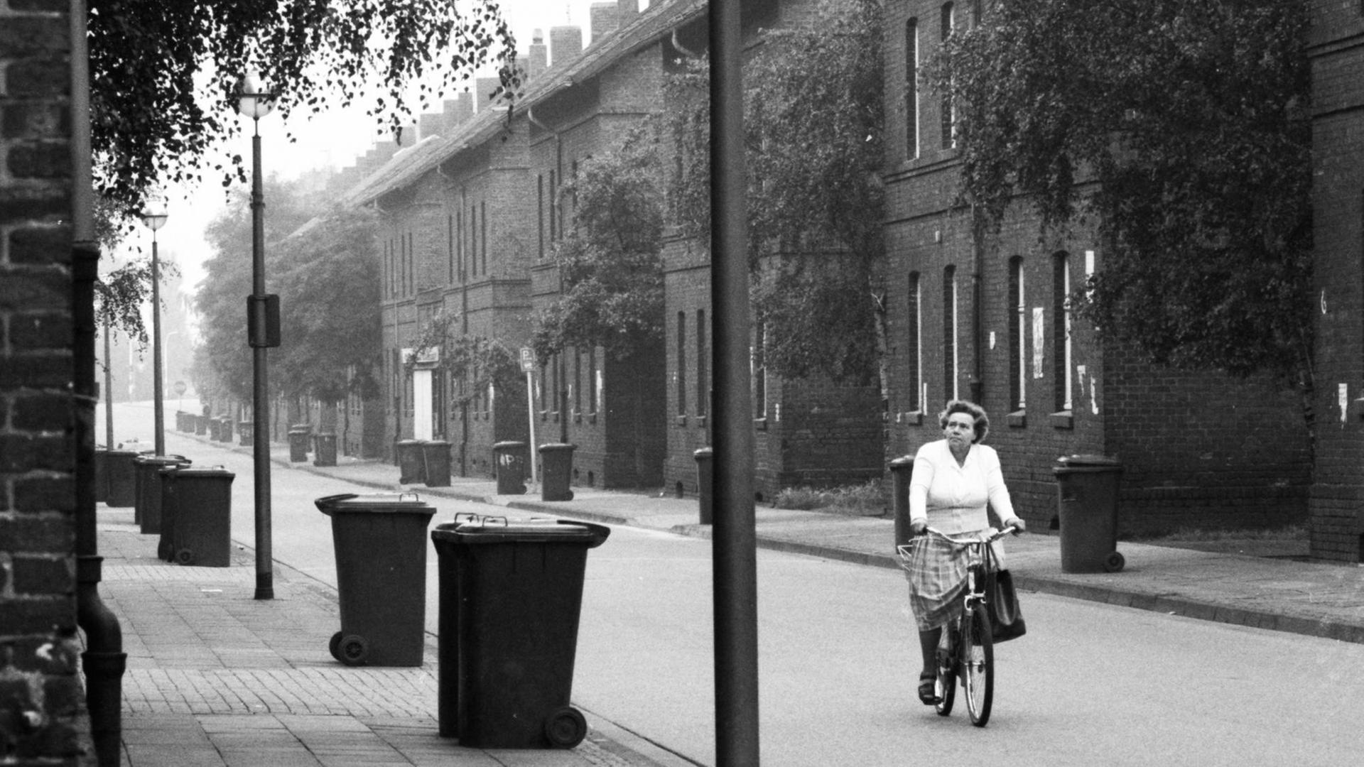 Der geplante Verkauf der alten Zechensiedlung " Augustastrasse " in Gelsenkirchen loeste bei den Mietern grosse Sorgen aus. 3. August 1981. | Verwendung weltweit Der geplante Verkauf der alten Zechensiedlung " Augustastrasse " in Gelsenkirchen loeste bei den Mietern grosse Sorgen aus. 3. August 1981. | Verwendung weltweit