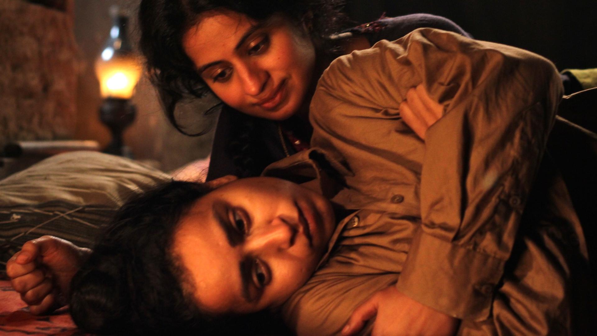 Tilotama Shome als Kanwar Singh (unten) und Tisca Chopra als Mehar in einer undatierten Szene des Films "Qissa - Der Geist ist ein einsamer Wanderer". Tilotama Shome als Kanwar Singh (unten) und Tisca Chopra als Mehar in einer undatierten Szene des Films "Qissa - Der Geist ist ein einsamer Wanderer".