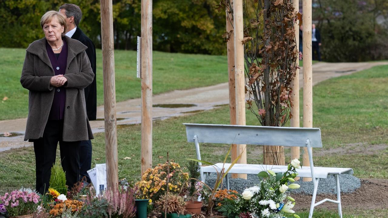Bundeskanzlerin Angela Merkel (CDU) steht im Jahr 2019 am Gedenkort für das erste NSU-Opfer Enver Şimşek an einem Baum. 