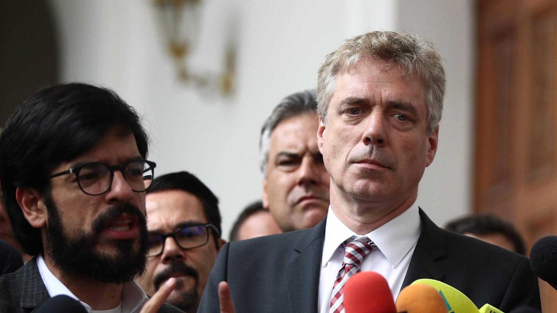 Der deutsche Botschafter in Venezuela Daniel Kriener (r.) steht bei einer Konferenz in der Nationalversammlung von Venezuela am 19.02.2019 neben dem venezolanischen Politiker Miguel Pizarro. Der deutsche Botschafter in Venezuela Daniel Kriener (r.) steht bei einer Konferenz in der Nationalversammlung von Venezuela am 19.02.2019 neben dem venezolanischen Politiker Miguel Pizarro.