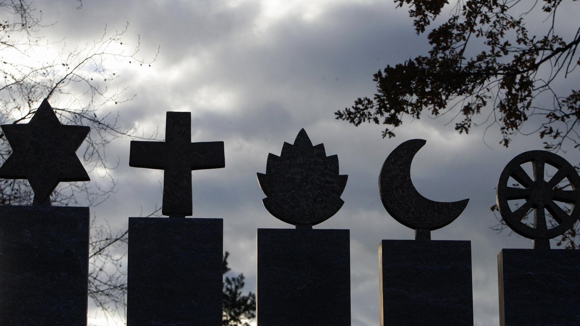 Fünf Symbole stehen auf dem Friedhof Gerliswil, Gemeinde Emmen, für die Weltreligionen Judentum, Christentum, Hinduismus, Islam und Buddhismus, von links Fünf Symbole stehen auf dem Friedhof Gerliswil, Gemeinde Emmen, für die Weltreligionen Judentum, Christentum, Hinduismus, Islam und Buddhismus, von links
