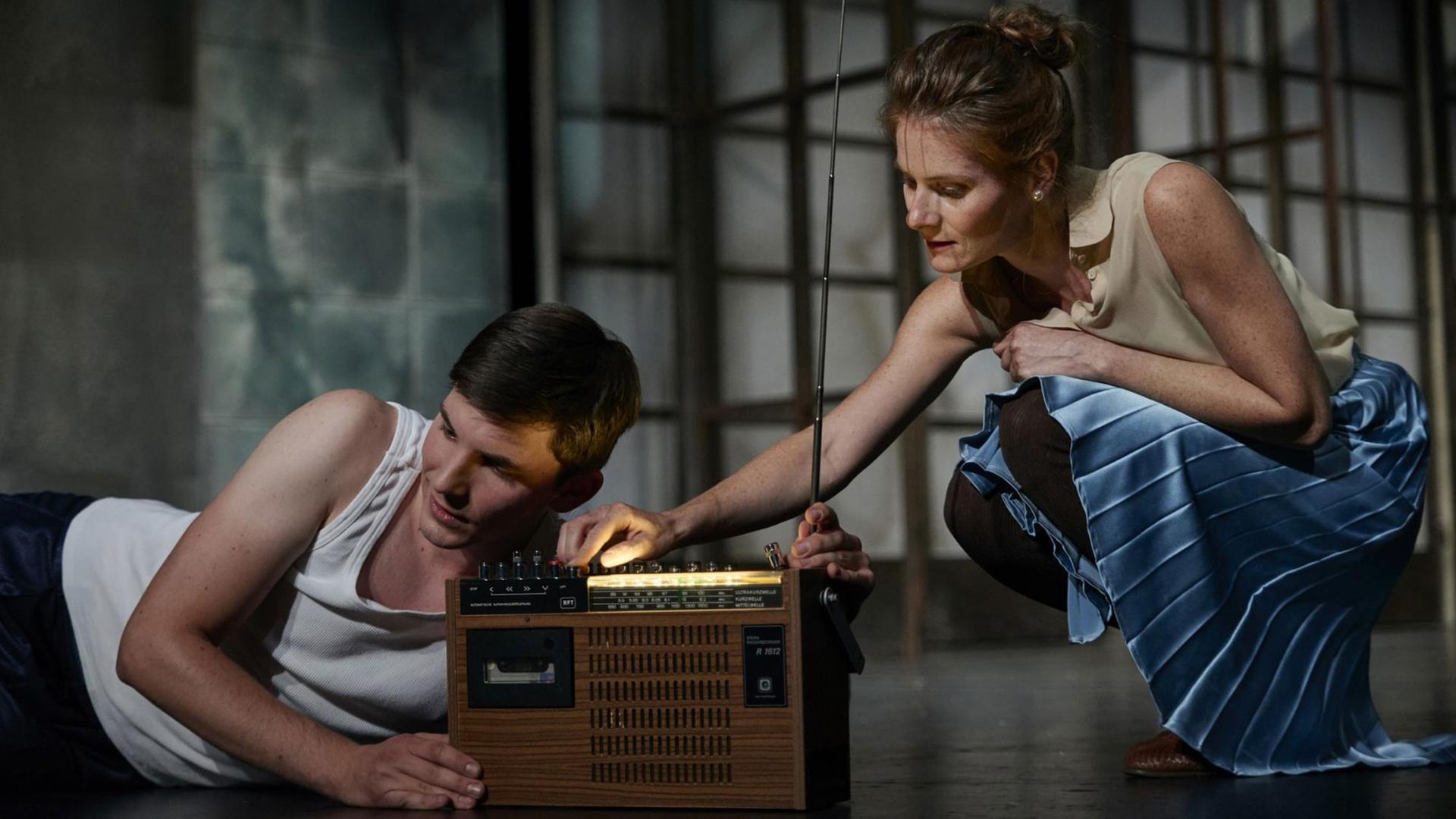 David Hörning und Ulrike Beerbaum in "In Zeiten des abnehmenden Lichts" am Hans-Otto-Theater David Hörning und Ulrike Beerbaum in "In Zeiten des abnehmenden Lichts" am Hans-Otto-Theater