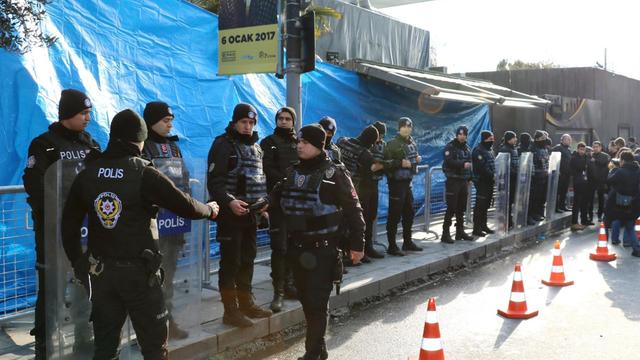 Sicherheitskräfte stehen vor dem türkischen Promi-Club "Reina". Ein Attentäter hatte dort mit einem Gewehr 39 Menschen erschossen.