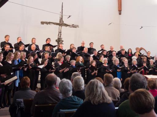 Der Chor bei einem Konzert in der Kirche St. Ansgar in Oldenburg.