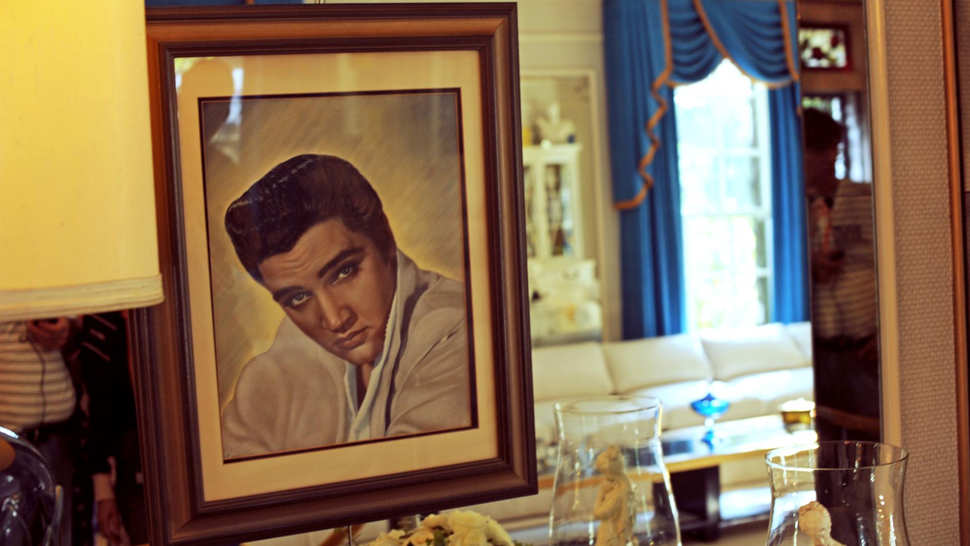Ein Porträt von Elvis Presley in seinem ehemaligen Wohnhaus "Graceland" in Memphis, Tennessee. Ein Porträt von Elvis Presley in seinem ehemaligen Wohnhaus "Graceland" in Memphis, Tennessee.