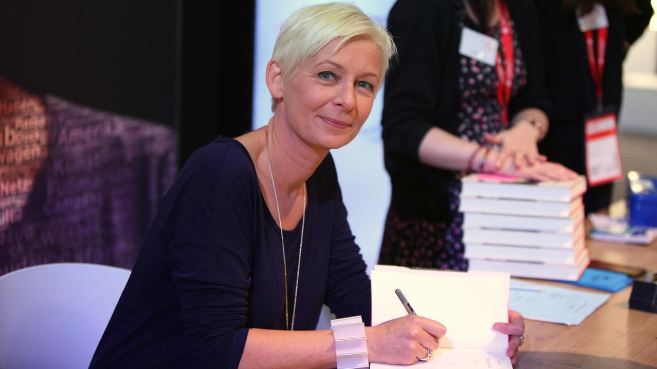 Die Bestseller-Autorin Dörte Hansen signiert ihren neuen Roman "Mittagsstunde" auf der Buchmesse in Frankfurt am 12. Oktober 2018. Die Bestseller-Autorin Dörte Hansen signiert ihren neuen Roman "Mittagsstunde" auf der Buchmesse in Frankfurt am 12. Oktober 2018.