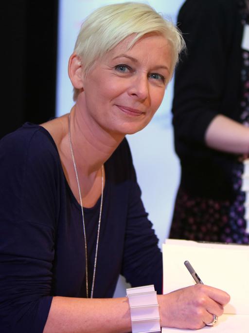 Die Bestseller-Autorin Dörte Hansen signiert ihren neuen Roman "Mittagsstunde" auf der Buchmesse in Frankfurt am 12. Oktober 2018.