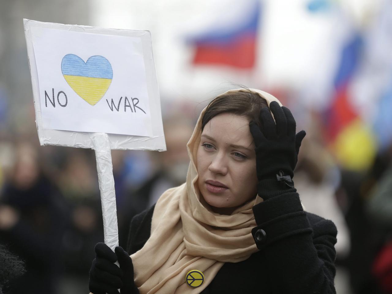 Eine Frau demonstriert in Moskau für Frieden in der Ukraine Eine Frau demonstriert in Moskau für Frieden in der Ukraine