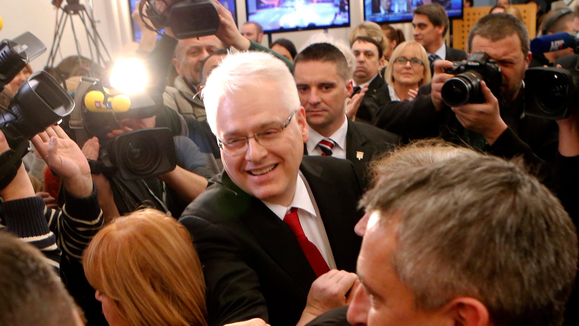 Amtsinhaber Ivo Josipovic umgeben von seinen Unterstützern bei der Ankunft in seinem Hauptquartier während der Präsidentschaftswahl am 28.12.2014.