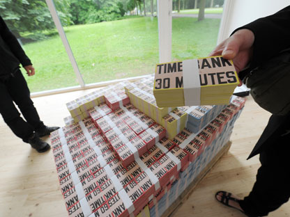 In dem Projekt "Time/Bank" wird mit Zeit und Dienstleistungen als alternative Währung anstelle von Geld und Waren gehandelt. In dem Projekt "Time/Bank" wird mit Zeit und Dienstleistungen als alternative Währung anstelle von Geld und Waren gehandelt.