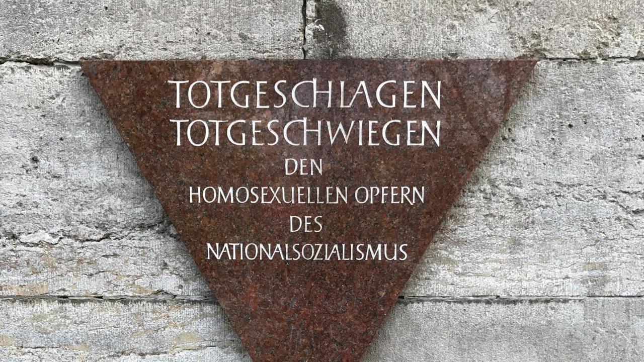 Eine Gedenktafel am Nollendorfplatz in Berlin erinnert an die homosexuellen Opfer des Nationalsozialismus. Eine Gedenktafel am Nollendorfplatz in Berlin erinnert an die homosexuellen Opfer des Nationalsozialismus.