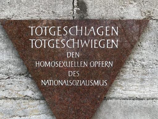 Eine Gedenktafel am Nollendorfplatz in Berlin erinnert an die homosexuellen Opfer des Nationalsozialismus.