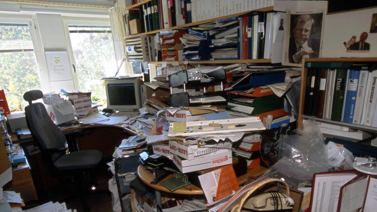 Ein chaotisches Arbeitszimmer Ein chaotisches Arbeitszimmer