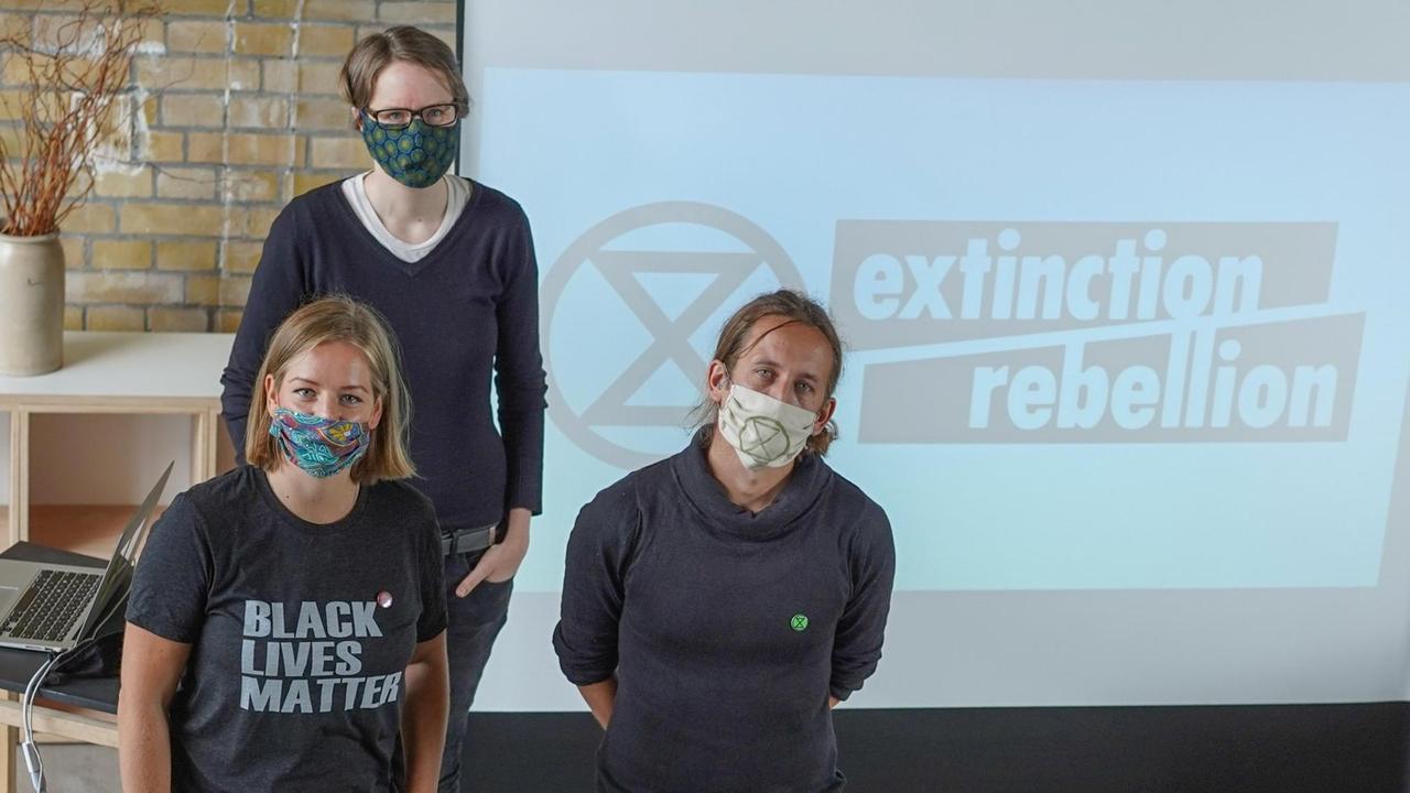 Die Aktivisten von Extinction Rebellion, Annemarie Botzki (l-r), Friederike Schmitz und Tino Pfaff, stellen auf einer Pressekonferenz geplante Aktionen vor. Die Aktivisten von Extinction Rebellion, Annemarie Botzki (l-r), Friederike Schmitz und Tino Pfaff, stellen auf einer Pressekonferenz geplante Aktionen vor.