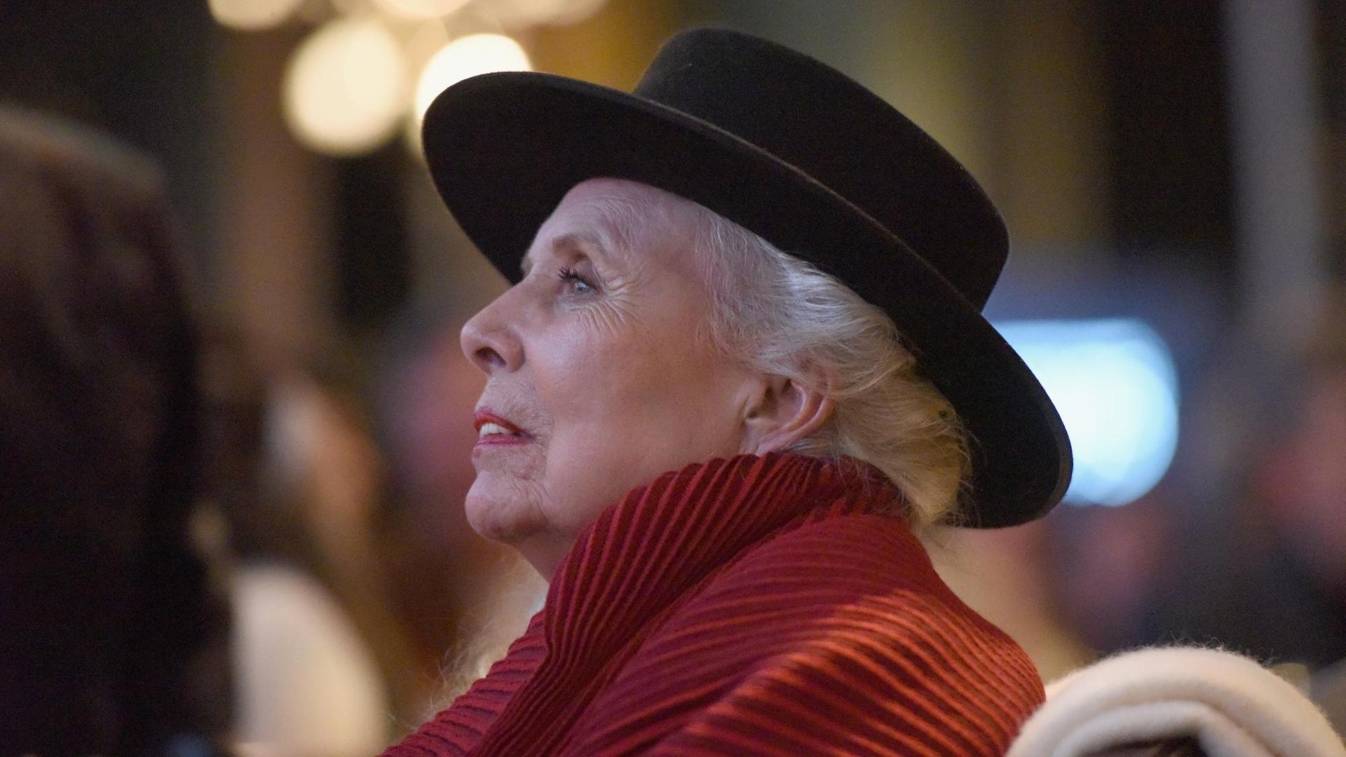 Profilbild von Joni Mitchell mit schwarzem Hut Profilbild von Joni Mitchell mit schwarzem Hut
