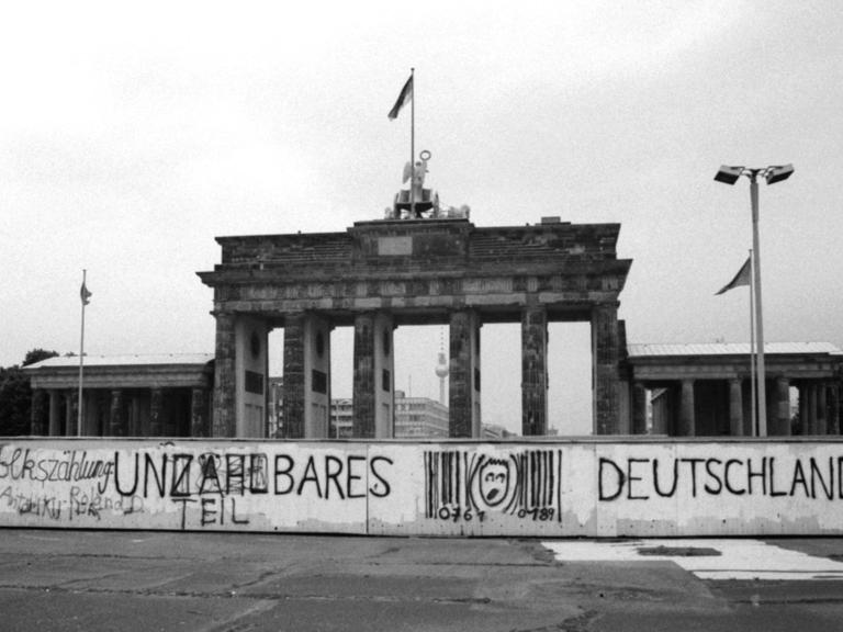 Historisches Foto von 1987: An der Mauer vor dem Brandenburger Tor in Berlin ein Graffiti "Unzählbares Deutschland".