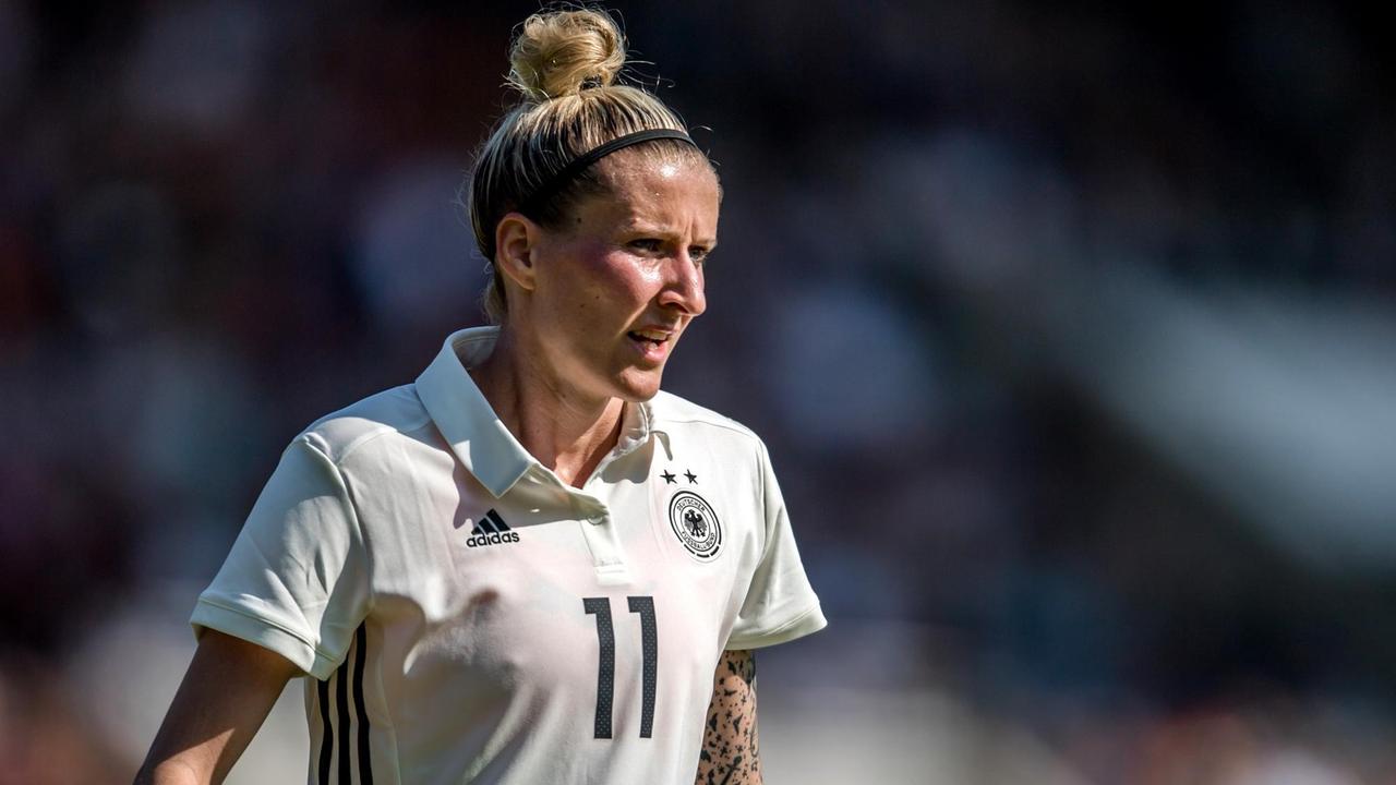 Anja Mittag im Trikot der Fußballnationalmannschaft mit der Nummer 11 Anja Mittag im Trikot der Fußballnationalmannschaft mit der Nummer 11