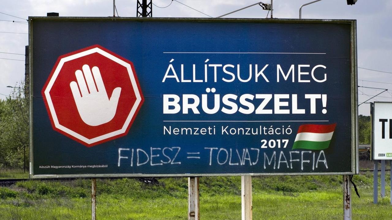 Lasst uns Bruessel stoppen! steht auf einem Plakat der Fidesz-Regierung gegen die EU. Lasst uns Bruessel stoppen! steht auf einem Plakat der Fidesz-Regierung gegen die EU.