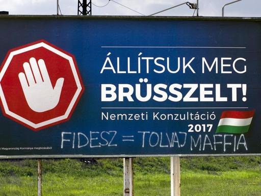 Lasst uns Bruessel stoppen! steht auf einem Plakat der Fidesz-Regierung gegen die EU.