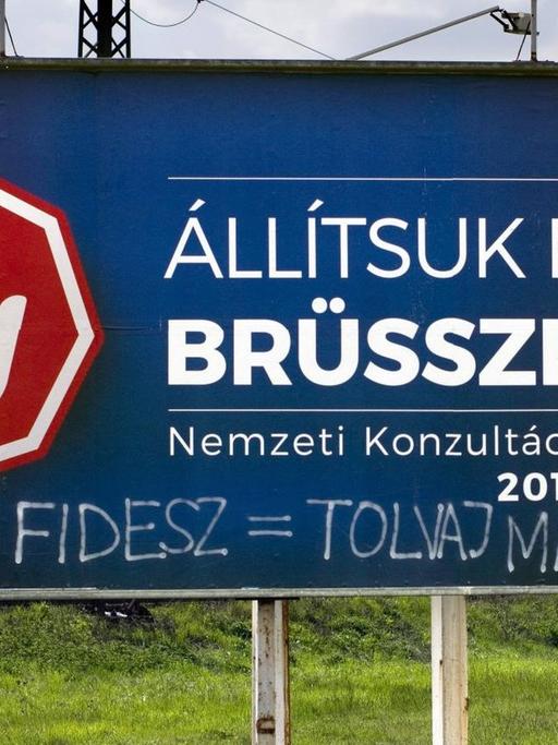 Lasst uns Bruessel stoppen! steht auf einem Plakat der Fidesz-Regierung gegen die EU.