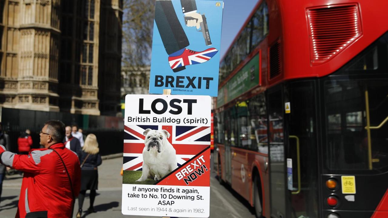 Wahlplakate zum Thema Brexit auf einer Straße im Londoner Regierungsviertel Wahlplakate zum Thema Brexit auf einer Straße im Londoner Regierungsviertel