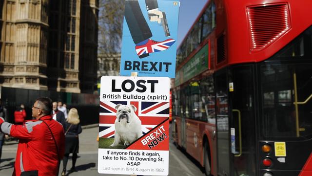 Wahlplakate zum Thema Brexit auf einer Straße im Londoner Regierungsviertel