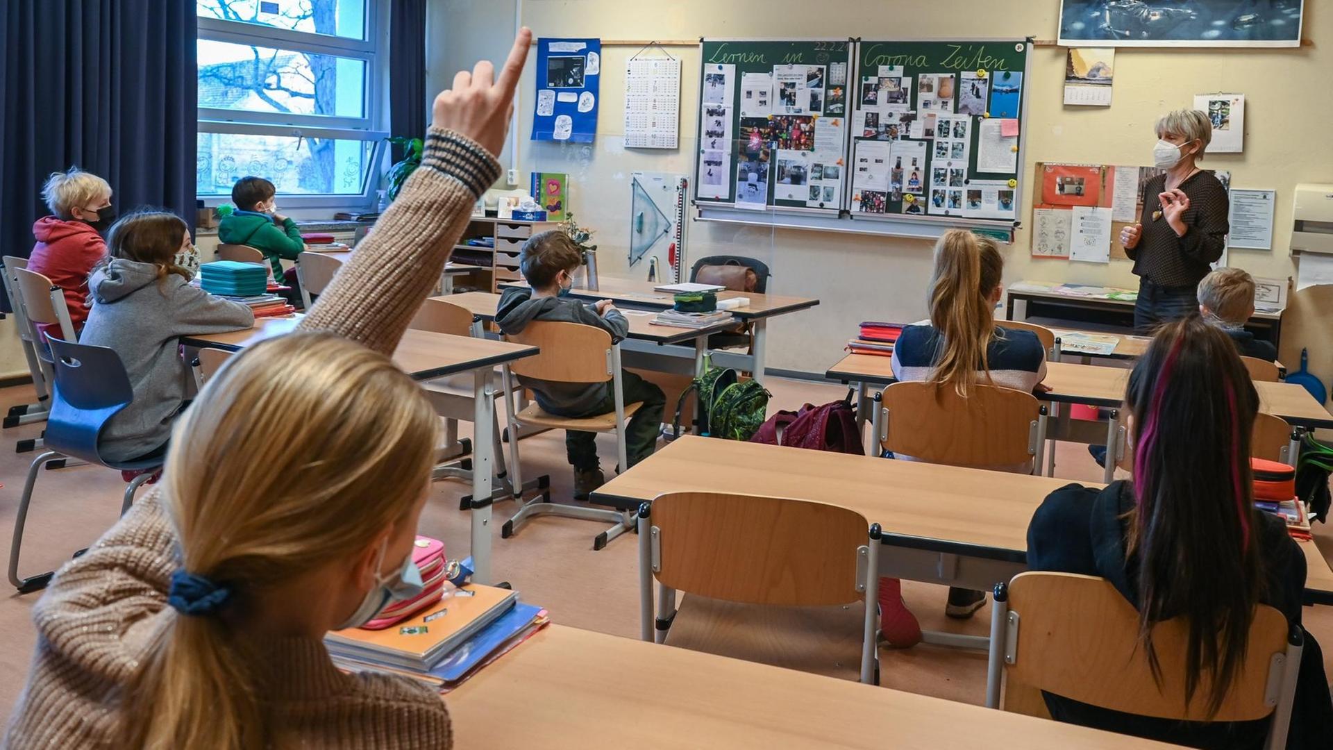 Eine Schülerin meldet sich während des Unterrichts. Eine Schülerin meldet sich während des Unterrichts.